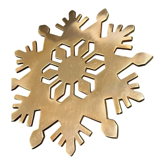 Copper finish snowflake kitchen trivet 4 rubber coated feet 10“ diameter. - Picture 4 of 9